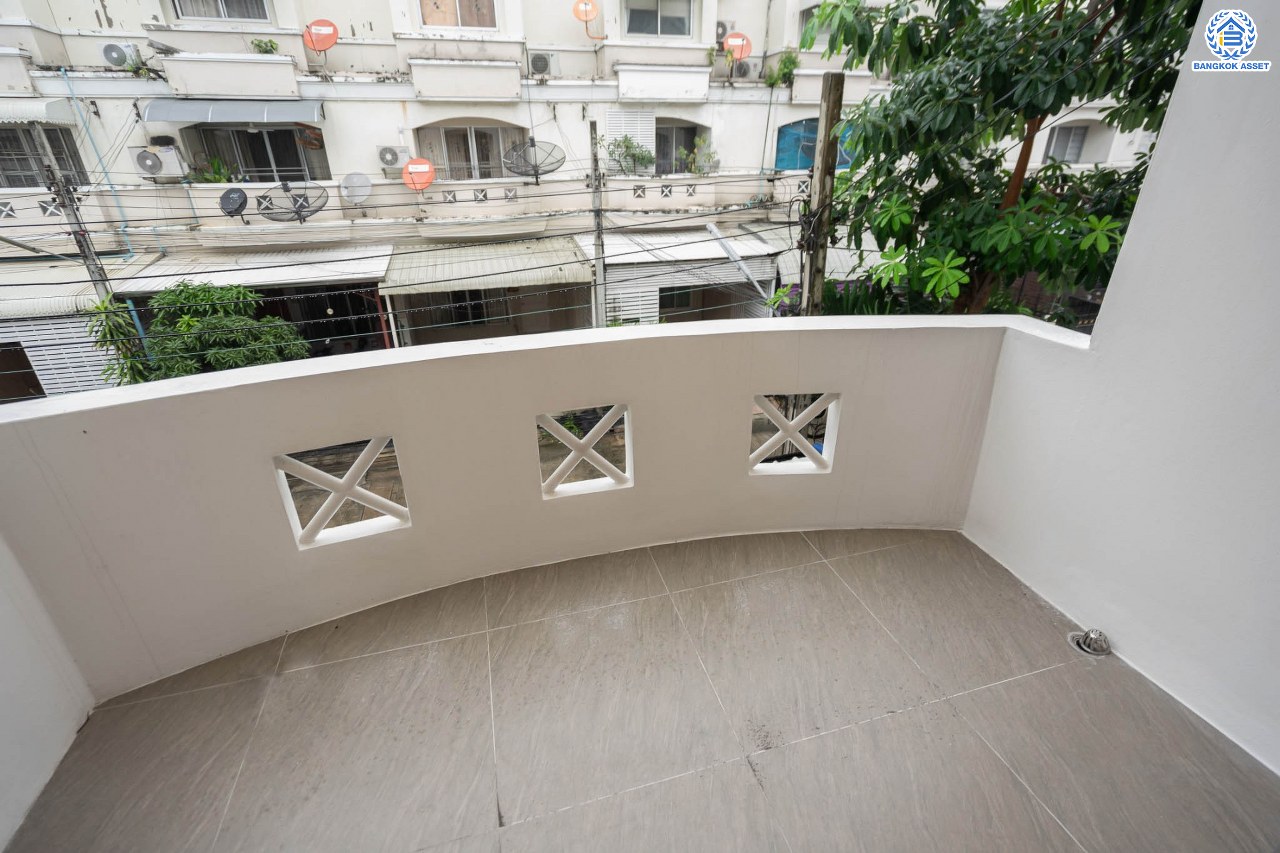 บ้านมือสองตกแต่งใหม่ ม.ไชน่าทาวน์ รามอินทรา เนื้อที่ 21 ตร.ว. ฟังก์ชัน 3 ห้องนอน 3 ห้องน้ำ จอดรถได้ 1 คัน สภาพแวดล้อมเยี่ยม เชื่อมต่อ ถ.ลาดปลาเค้า, ถ.เกษตร-นวมินทร์, ถ.รามอินทรา รถไฟฟ้าสายสีเขียว "สถานีเสนานิคม" และทางด่วน "ฉลองรัช"